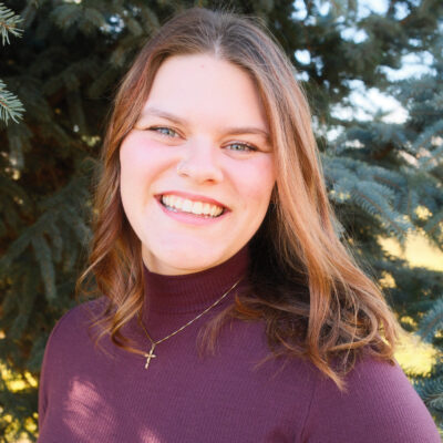 Lily Holmes headshot