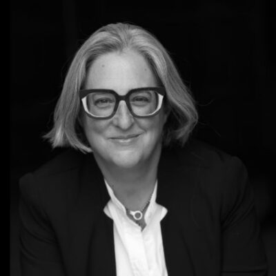 Julie Viola headshot