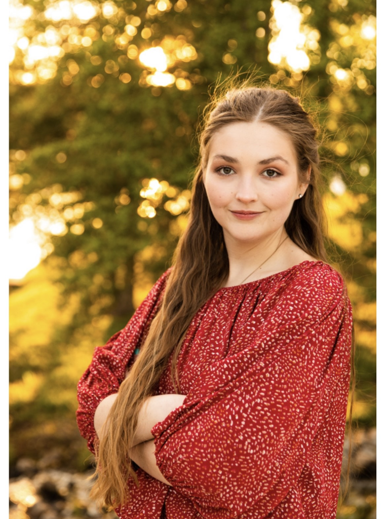 Hannah Russell Headshot