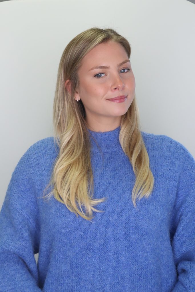 Christina Oakes Headshot