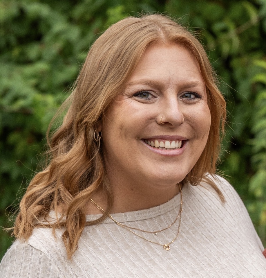 Elizabeth Schroeder Headshot