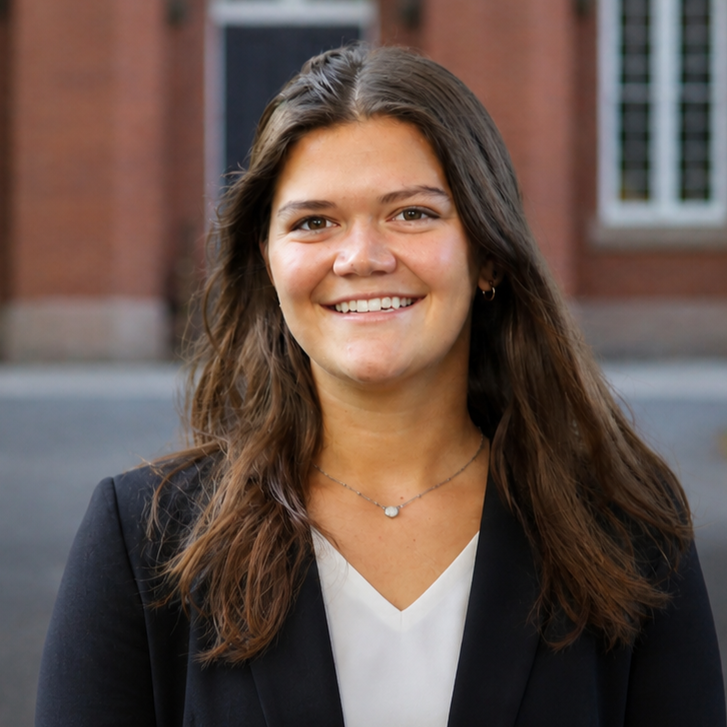 Sydney Lowe Headshot