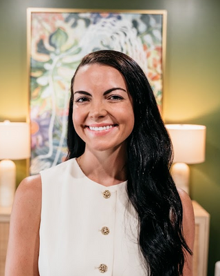 Julie Vence Headshot